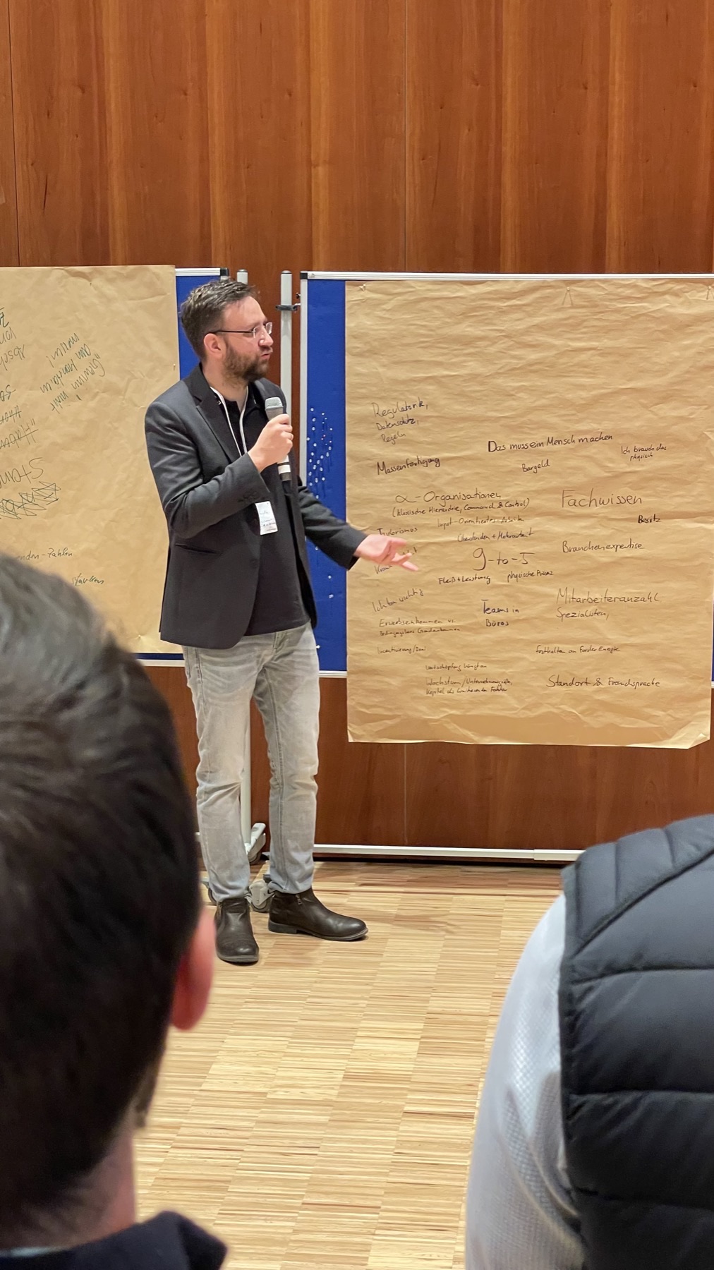Michael Gajda moderiert an beschriebenen Flipcharts